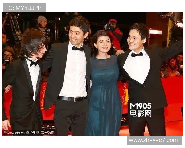 足球巨星携手亮相 共谱绿茵传奇时刻 合影展示默契与友谊